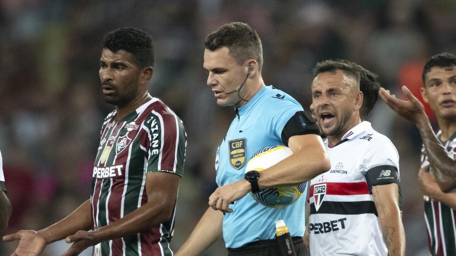 Paulo César Zanovelli foi o árbitro que virou pivô de polêmica em Fluminense 2x0 São Paulo - Jorge Rodrigues/AGIF