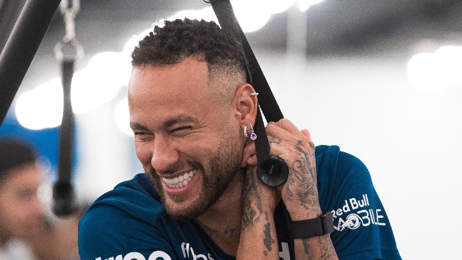 Neymar sorri durante trabalho físico na academia do Al Hilal