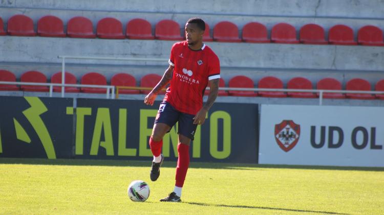 Lucão em ação com a camisa do UD Oliveirense, da segunda divisão de Portugal