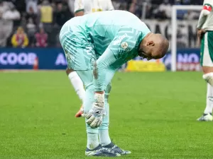 Weverton cita gramado 'rápido', mas admite erro em gol de Yuri no dérbi