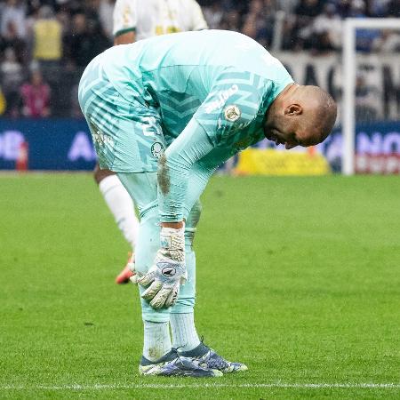 Weverton se lamenta durante Corinthians x Palmeiras, jogo do Campeonato Brasileiro