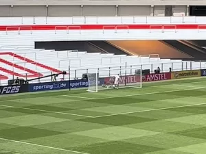 Deyverson faz carinho nas redes do Monumental antes de final pelo Atlético