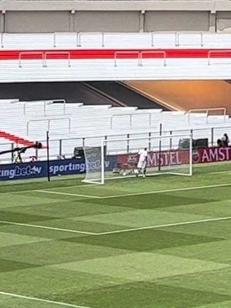 Deyverson faz carinho em rede de baliza do Monumental de Nuñez, palco da final da Libertadores - Bruno Braz / UOL