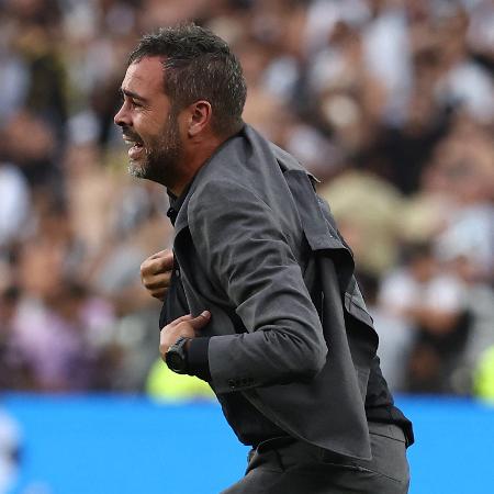 Artur Jorge se emociona após título da Libertadores conquistado pelo Botafogo contra o Atlético-MG