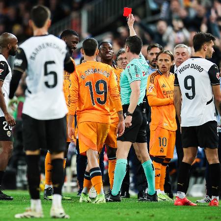 Vinicius Junior é expulso em partida entre Valencia e Real Madrid, no estádio Mestalla