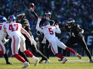 Quarterback 'brasileiro' estreia como titular na NFL em vitória dos Eagles