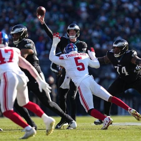 Tanner McKee, quarterback 'brasileiro', estreou como titular pelos Eagles