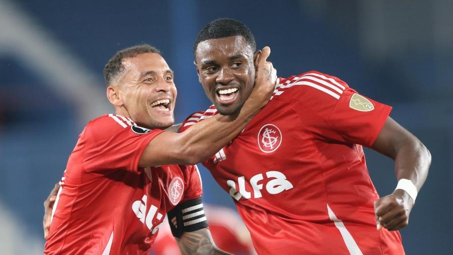 Capitão do Inter, Alan Patrick comemora com Ricardo Mathias após atacante abrir placar contra o Nacional na Libertadores Capitão do Inter, Alan Patrick comemora com Ricardo Mathias após atacante abrir placar contra o Nacional na Libertadores