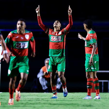 Jogadores da Portuguesa comemoram vitória contra o São Paulo, no Morumbi