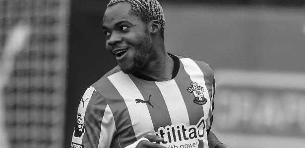 Jogador nigeriano ex-Southampton morre aos 21 anos de intoxicação alimentar