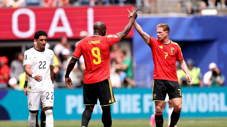 Lukaku e De Bruyne comemoram gol de empate da Bélgica contra o Egito, pela Copa do Mundo