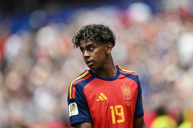 Lamine Yamal em ação durante jogo da Espanha na Copa do Mundo