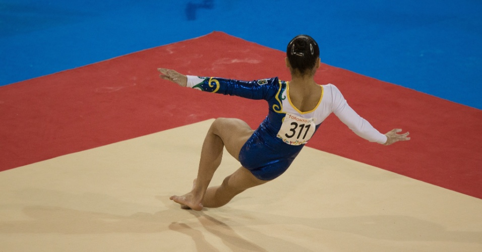 Flavia Saraiva cai durante apresentação no solo. Brasileira terminou na sexta colocação