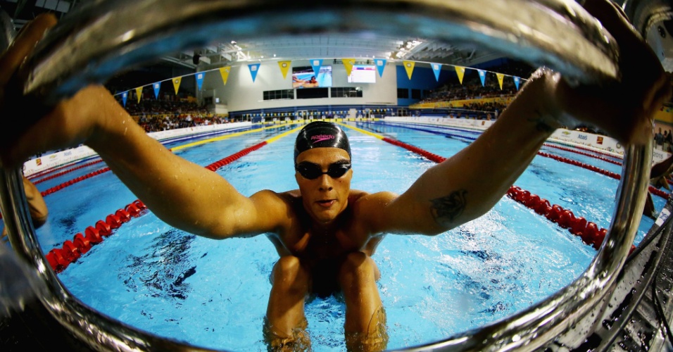 O nadador colombiano David Cespedes se prepara para a largada dos 200m costas