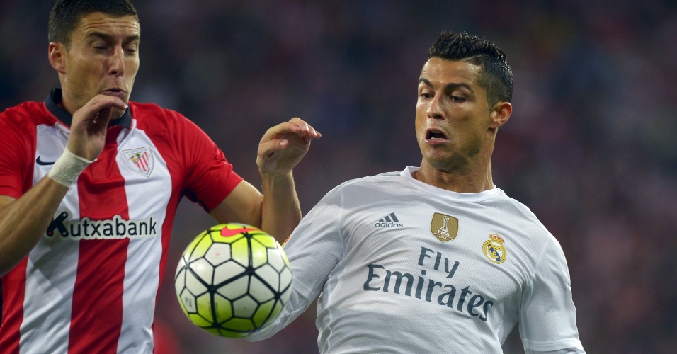Cristiano Ronaldo disputa a bola durante confronto entre Real Madrid e Atlético de Bilbao