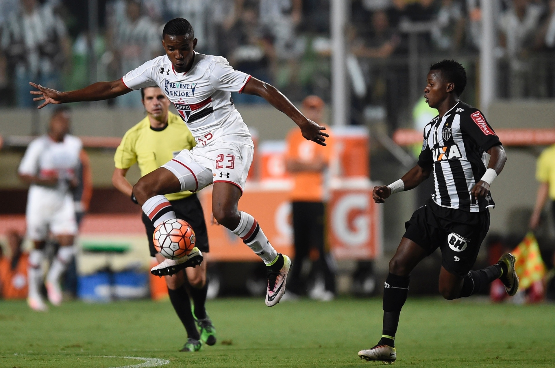 Thiago Mendes tenta fazer o domínio da bola pelo São Paulo contra o Atlético-MG, na Libertadores - AFP PHOTO / DOUGLAS MAGNO
