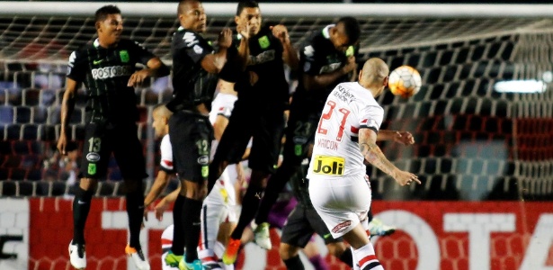 Maicon arrisca cobrança de falta diante da barreira do Atlético Nacional - Nacho Doce/Reuters - Nacho Doce/Reuters