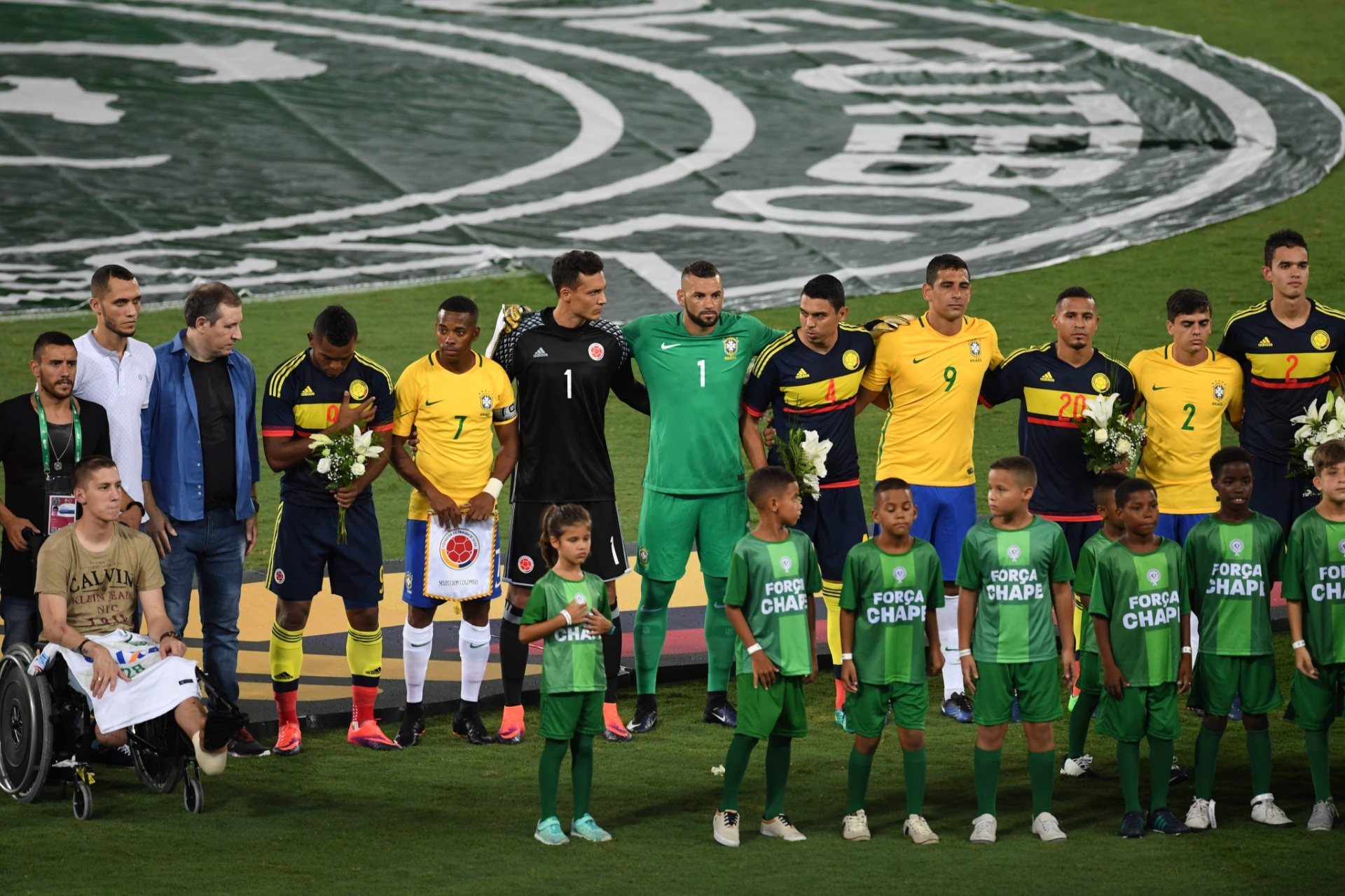 Jogadores das seleções brasileira e colombiana juntos antes de a bola rolar - AFP PHOTO / VANDERLEI ALMEIDA