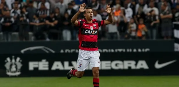 Gilvan comemora ao marcar para o Atlético-GO diante do Corinthians - MIGUEL SCHINCARIOL/ESTADÃO CONTEÚDO - MIGUEL SCHINCARIOL/ESTADÃO CONTEÚDO