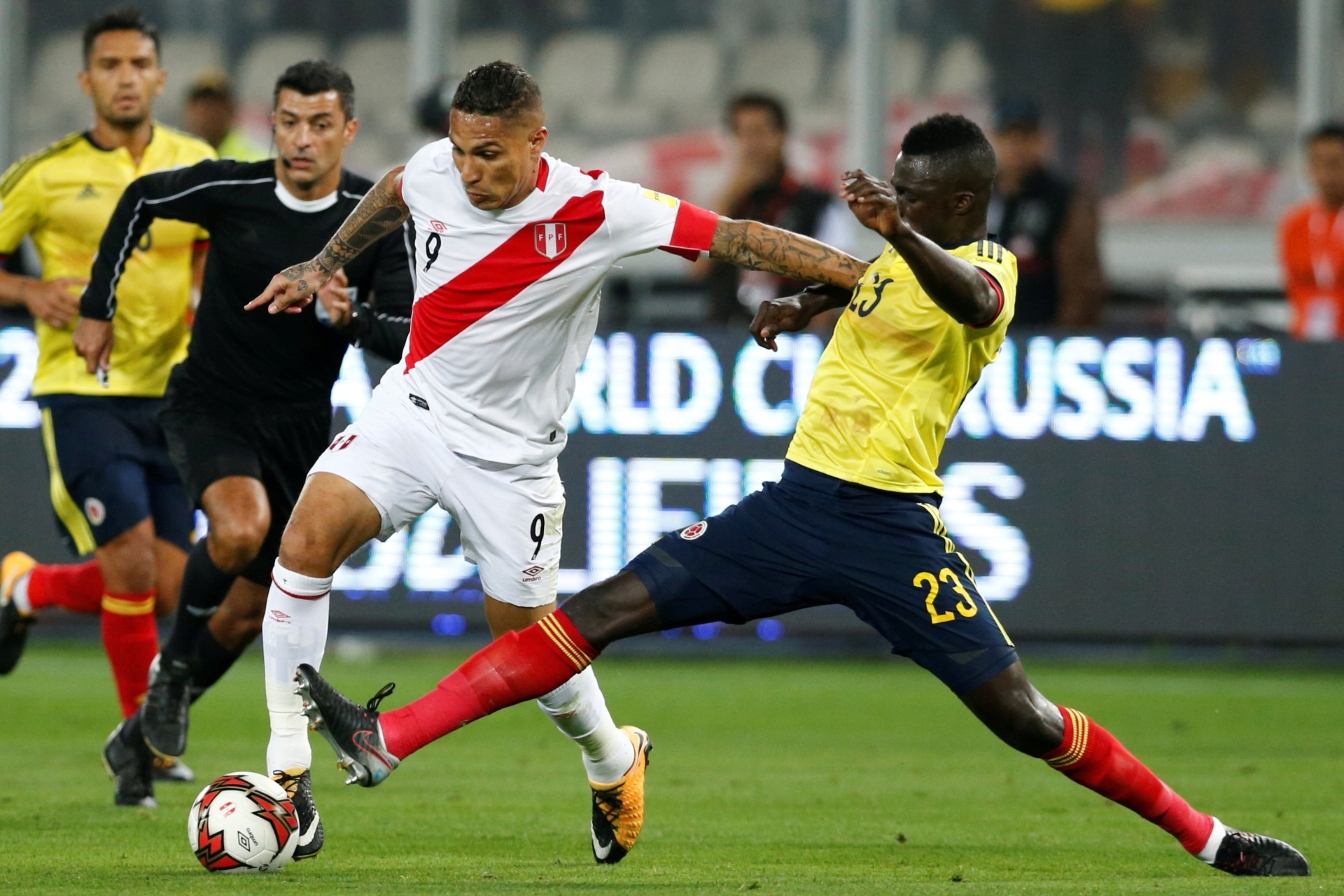 Guerrero tenta jogada em Peru x Colômbia - undefined