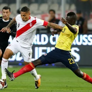 Guerrero tenta jogada em Peru x Colômbia - undefined