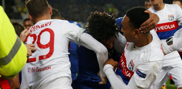 Ashley Williams, Kenny Tete e Lucas Tousart brigaram durante o jogo entre Everton e Lyon - Andrew Yates/Reuters - Andrew Yates/Reuters