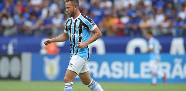 Arthur conduz a bola pelo Grêmio; volante pode ser convertido em reforços para o clube - Pedro Vale/AGIF