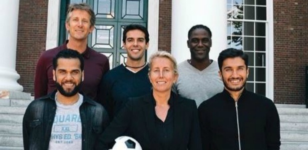 Kaká e Daniel Alves entre os colegas de sala nos EUA: Van der Sar, Melchiot e Sahim - Reprodução/Instagram