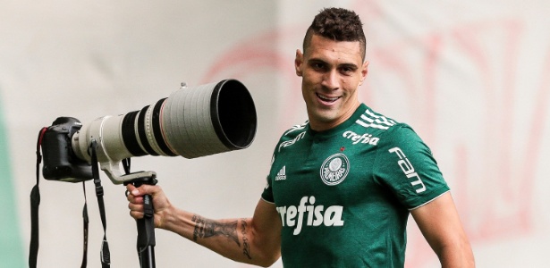 Moises comemora gol do Palmeiras junto com uma máquina fotográfica - Ale Cabral/AGIF