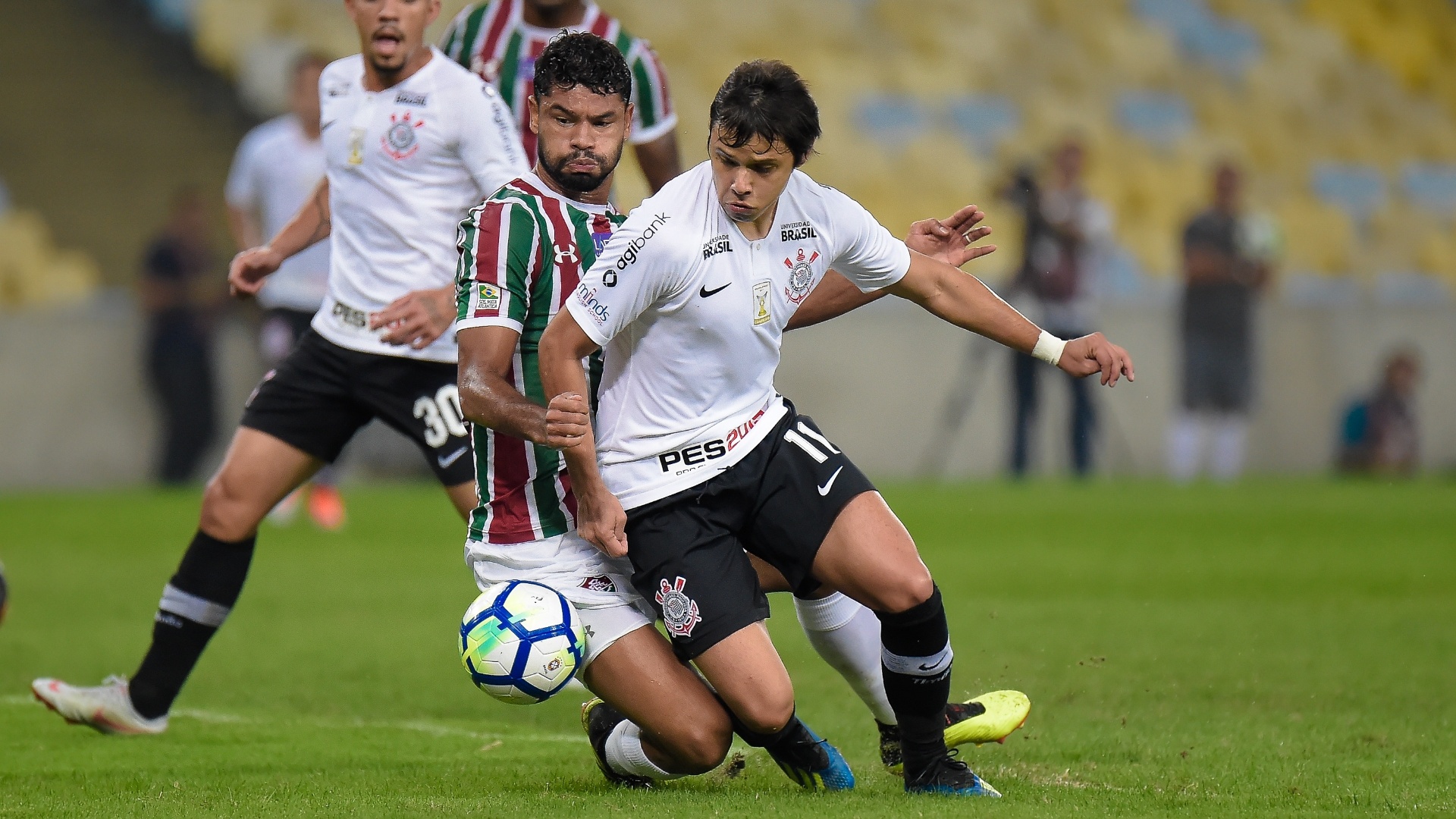 Romero encara a marcação de Gum no jogo entre Fluminense e Corinthians