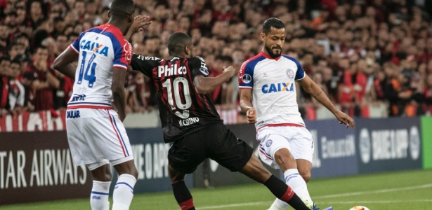 Léo em ação contra o Atlético-PR; jogador volta ao Bahia após não encarar o Fluminense - Cleber Yamaguchi/AGIF