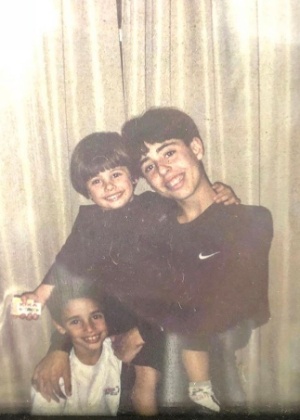 Irmãos Galhardo: Thiago (camisa branca), Gabriel (no colo) e Rafael (em pé) - Arquivo Pessoal - Arquivo Pessoal