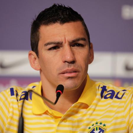 Lúcio concede entrevista na seleção brasileira