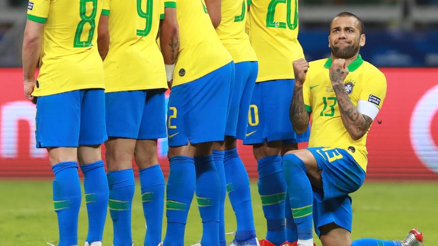 Daniel Alves foi um dos melhores em campo na vitória brasileira por 2 a 0 sobre a Argentina - Bruna Prado/Getty Images