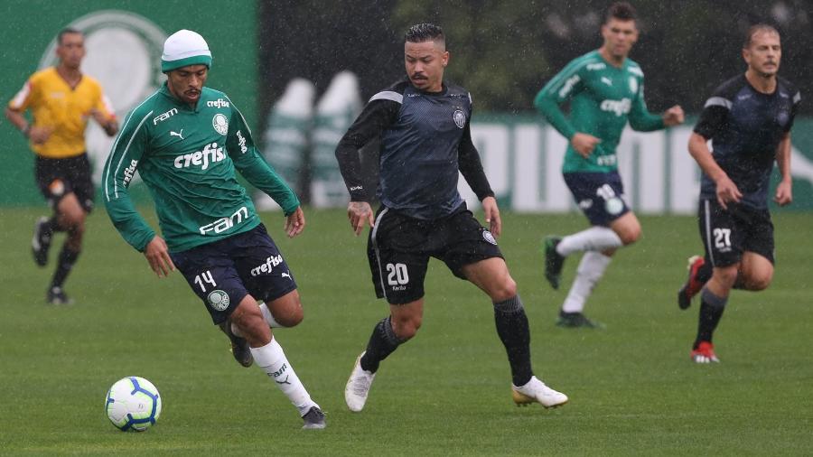 Gustavo Scarpa em ação no jogo-treino do Palmeiras contra o Operário - Cesar Greco/Ag. Palmeiras/Divulgação