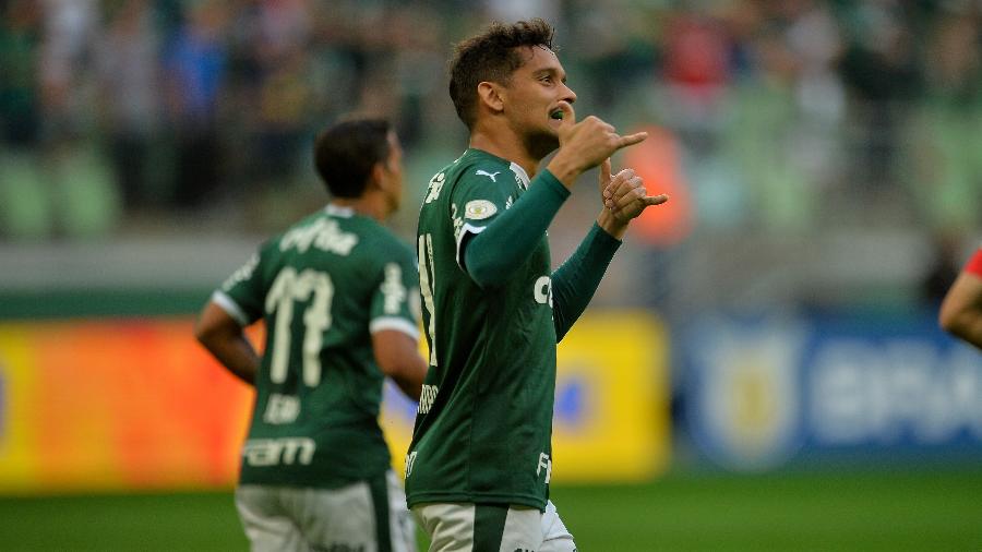 Gustavo Scarpa comemora seu gol de pênalti para o Palmeiras em partida contra o Vasco pelo Campeonato Brasileiro - Duda Bairros/AGIF