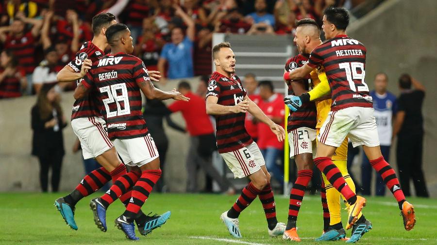 Diego Alves é abraçado por companheiros após classificação do Flamengo sobre o Emelec - Bruna Prado/Getty Images