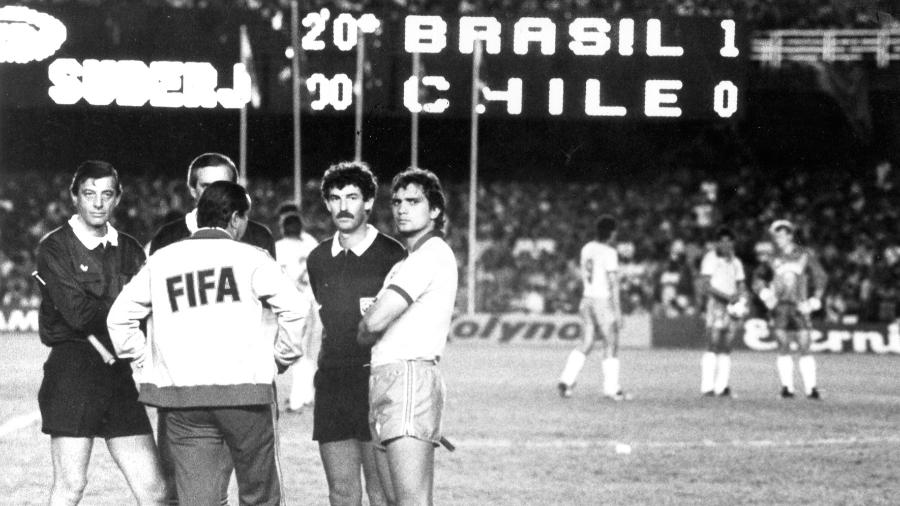 Loustau e sua equipe, ao lado de Branco, esperam volta da seleção do Chile no gramado do Maracanã após Rojas sair carregado - Jorge Araújo / Folhapress 