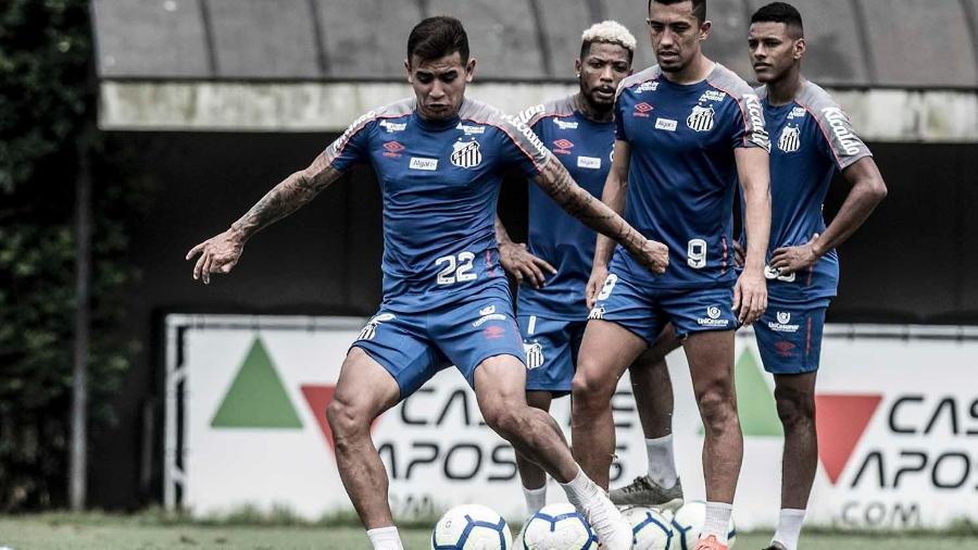 Derlis González e Uribe treinam finalização em atividade no CT do Santos - Ivan Storti/Santos FC