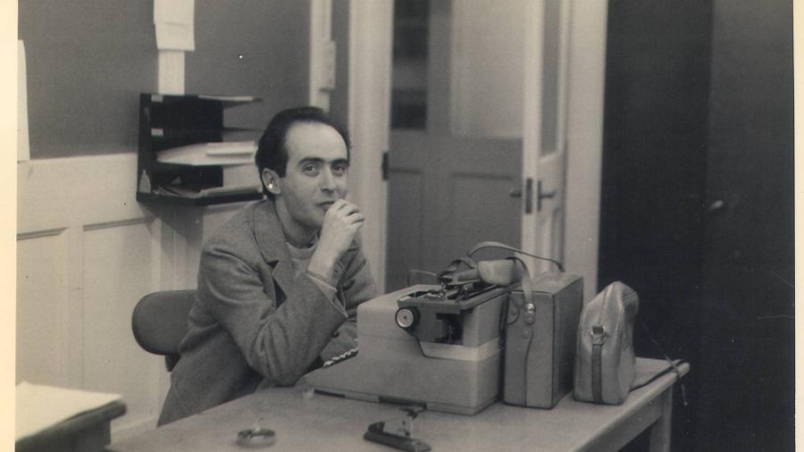 Vladimir Herzog sentado à máquina de escrever em 1966, provavelmente na redação da Rádio BBC de Londres