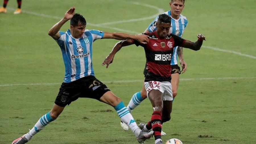Bruno Henrique, do Flamengo, tenta escapar da marcação de Sigali, do Racing - EFE/ Antonio Lacerda POOL