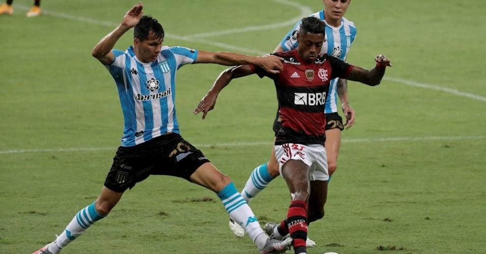 Bruno Henrique, do Flamengo, tenta escapar da marcação de Sigali, do Racing