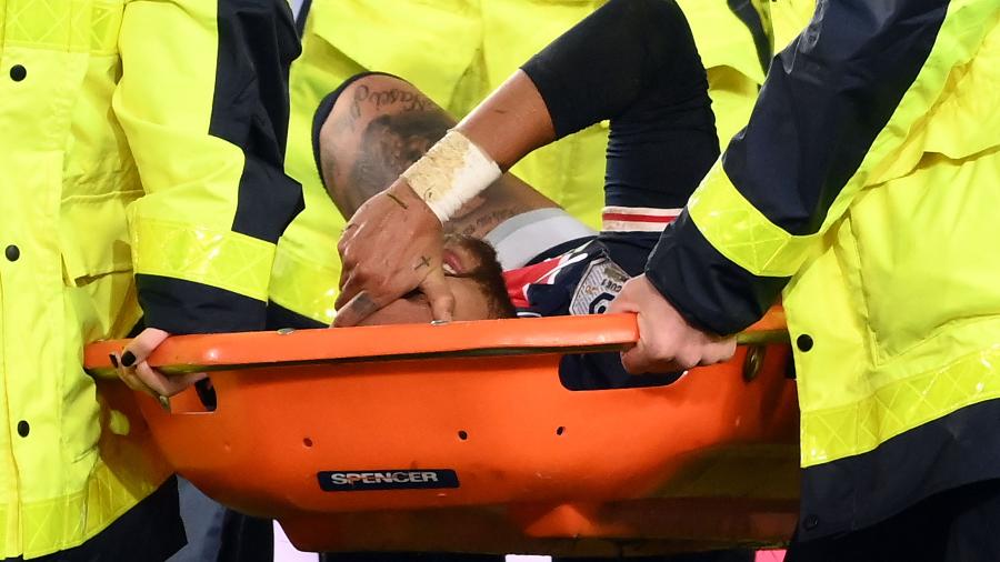 Neymar saiu de maca após entrada de Thiago Mendes no tornozelo esquerdo do atacante - FRANCK FIFE / AFP
