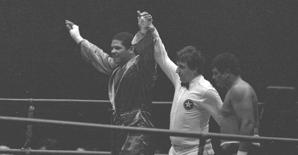 O pugilista brasileiro Adilson Maguila Rodrigues (e), é o vencedor do confronto contra o lutador Waldemar Paulino, no Ginásio do Ibirapuera, em São Paulo 