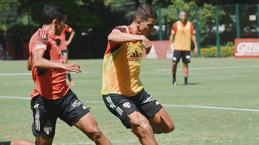 Vitor Bueno treina como centroavante no São Paulo e foi utilizado na função diante do São Caetano - Divulgação/SPFC