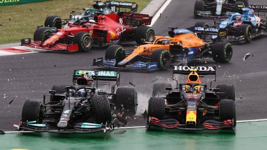 Momento em que diversos carros batem logo na largada do GP da Hungria - Peter Kohalmi / POOL / AFP