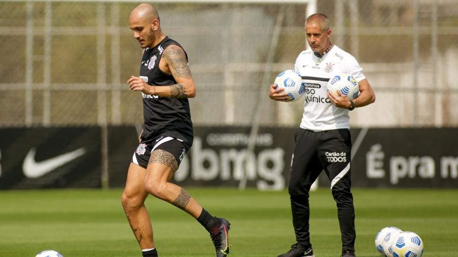 Fábio Santos é observado por Sylvinho durante treino no CT Joaquim Grava  - Rodrigo Coca/ Ag. Corinthians 