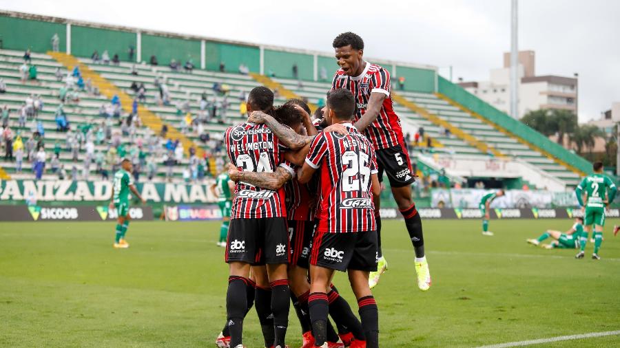 Jogadores do São Paulo se abraçam após gol diante da Chapecoense - Dinho Zanotto/AGIF