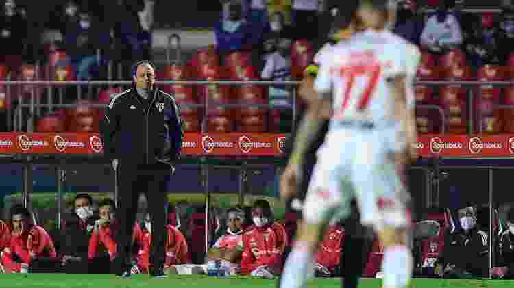 Rogério Ceni observa os jogadores do São Paulo durante a partida contra o Internacional - Marcello Zambrana/AGIF - Marcello Zambrana/AGIF