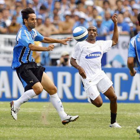 Atacante Jonas em disputa de bola durante a partida entre Grêmio e Corinthians, pelo Campeonato Brasileiro de 2007 - Almeida Rocha / Folha Imagem